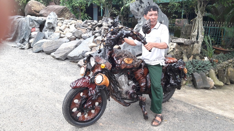 Chủ sở hữu chiếc mô tô này là ông Lê Quang Sơn (52 tuổi), ngụ thôn 1, xã Hà Lâm, huyện Đạ Huoai (Lâm Đồng).