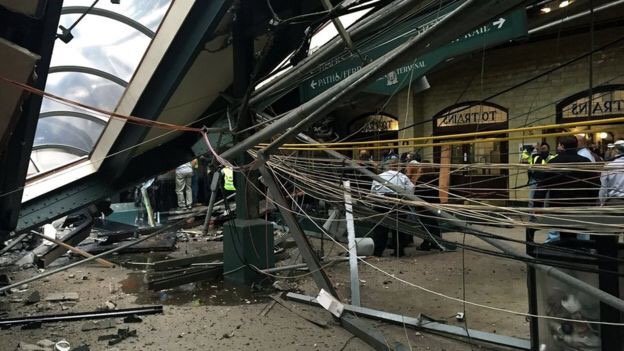 Tai nạn khiến nhà ga Hoboken bị hư hại nặng.