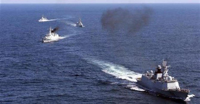 Chiến hạm Trung Quốc đi qua eo biển phía Bắc Nhật Bản, sau khi tham gia tập trận với Nga năm 2015. Ảnh Reuters / China Daily