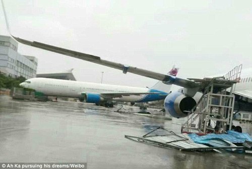 Nhiều máy bay khác tại sân bay Hạ Môn, Trung Quốc cũng bị gió bão thổi trượt nhiều mét trên bãi đậu. Meranti được đánh giá mạnh ngang siêu bão Haiyan từng khiến 7.000 người chết ở Philippines năm 2013