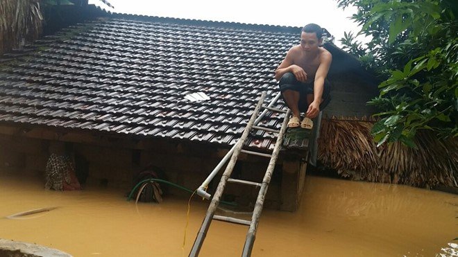 Nước dâng cao gần ngập mái nhà tại Hà Tĩnh.