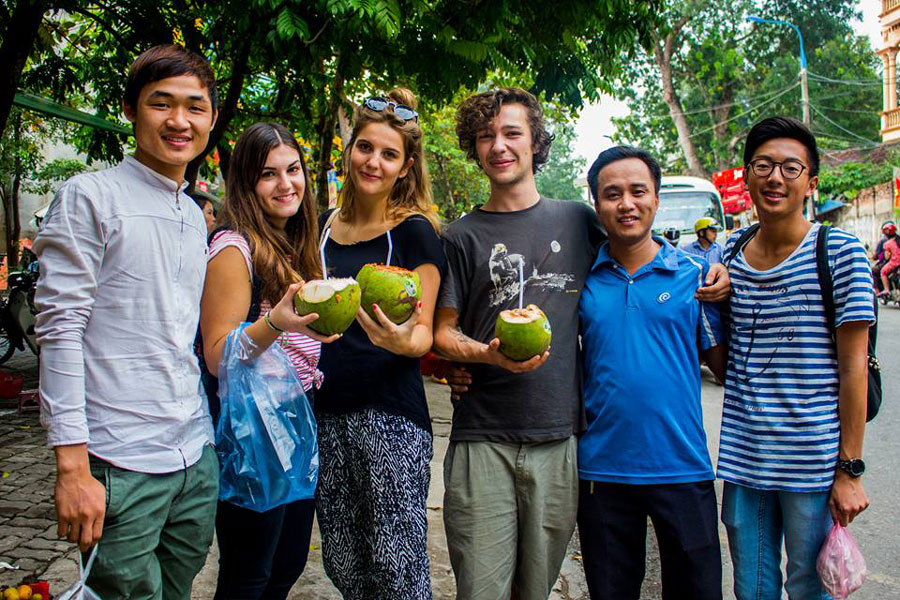Hòa và các tình nguyện viên quốc tế trong một dịp dạo phố phường Hà Nội. 