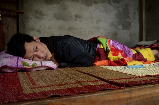 Người hùng trong lũ dữ năm 2010, Phạm Văn Thuận nằm một chỗ trên giường vì tai nạn. Ảnh: Văn Được.