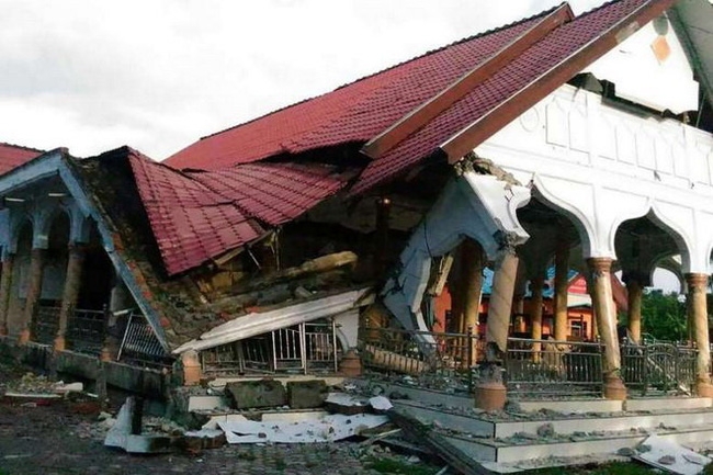 Một tòa nhà ở tỉnh Aceh bị hư hỏng nặng sau động đất - Ảnh: AFP