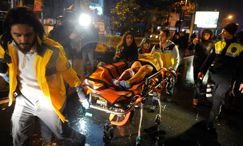 Đội cứu hộ đưa người bị thương rời khỏi hộp đêm ở Istanbul. Ít nhất 35 người chết và 40 người bị thương sau vụ xả súng. Khoảng 500 người đang tụ tập vui chơi ở hộp đêm vào thời điểm kẻ tấn công ra tay. Ảnh: Reuters.