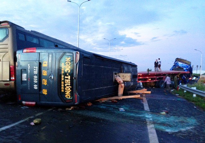 Xe khách chở 18 người lật trên cao tốc TP.HCM - Long Thành - Dầu Giây sau khi tông vào xe đầu kéo container. Ảnh: VECE. 