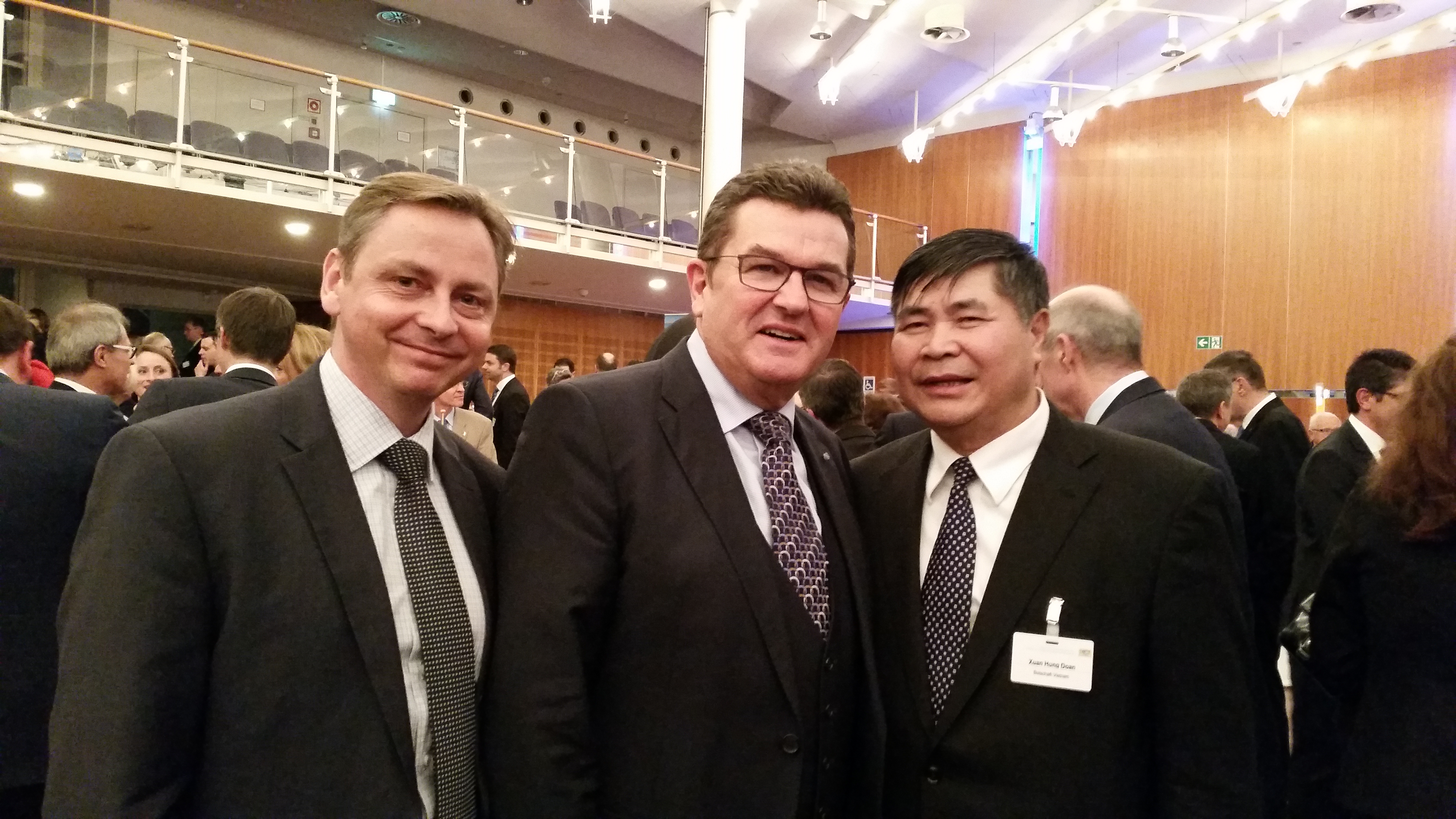 Đại sứ Đoàn Xuân Hưng chụp ảnh với Quốc vụ khanh Bộ Kinh tế Bayern và Giám đốc AHK Việt Nam