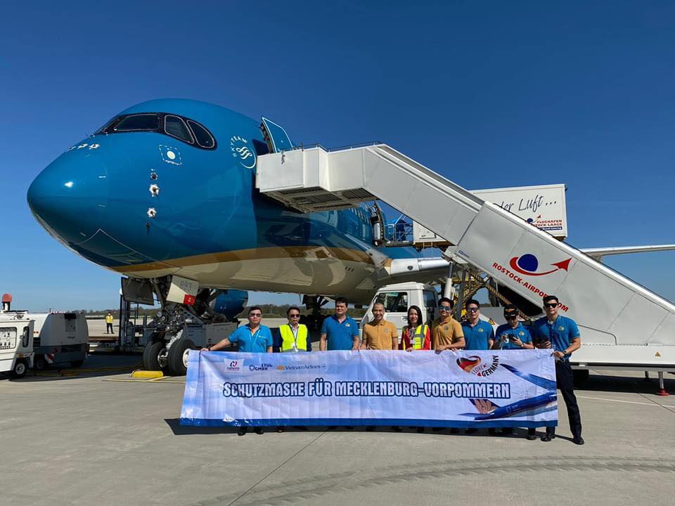 Máy bay Việt Nam chở 1,3 triệu khẩu trang y tế đáp xuống sân bay Rostock 