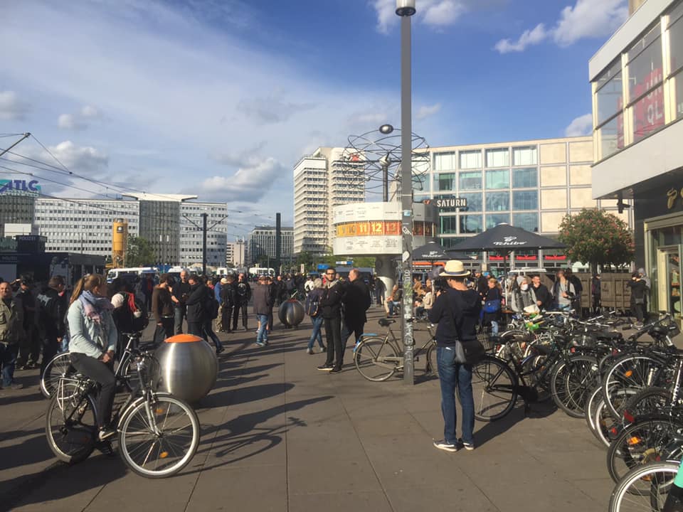 Người dân đi lại khu vực quảng trường Alexanderplatz - ảnh minh họa 
