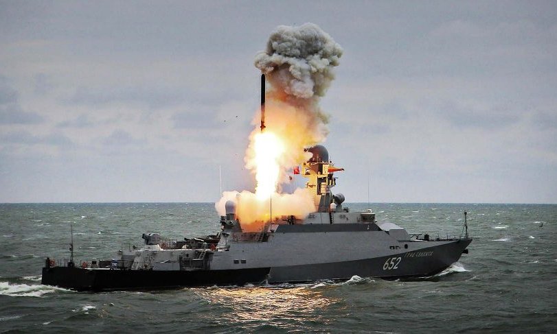 Tàu tên lửa Buyan-M phóng đạn Kalibr trong một cuộc diễn tập. Ảnh: BQP Nga.